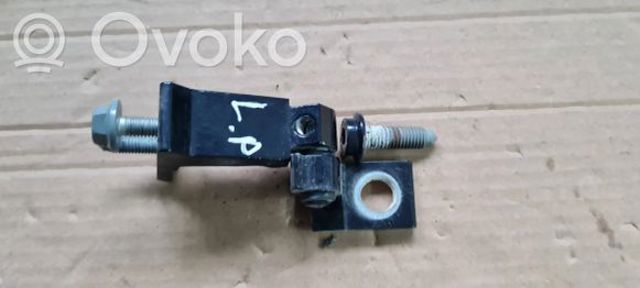 Шарнір передніх лівих дверей 80A831403D VAG