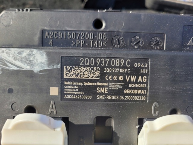 Зарядний пристрій для АКБ 81A035502 VAG