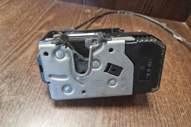 Замок двері правої передньої Renault Trafic 2