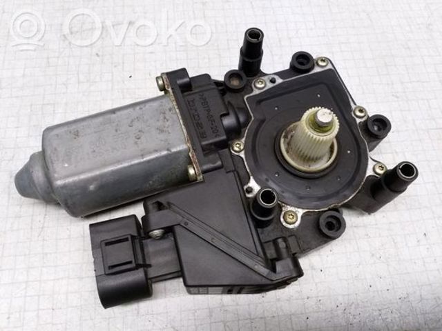 Двигун стеклопод'емника двері задньої, правої 8D0959802A VAG