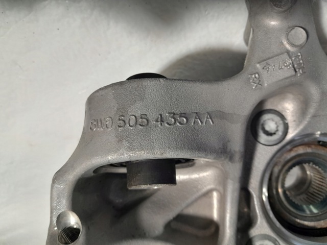 Цапфа ліва 8W0505435AA VAG