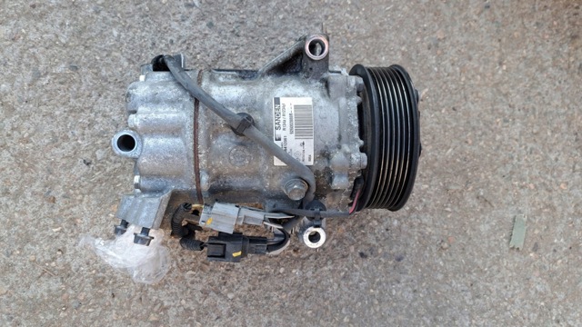 Компресор кондиціонера 926002888R RENAULT