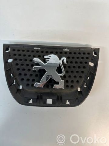 Емблема переднього бампера 9685973077 PEUGEOT
