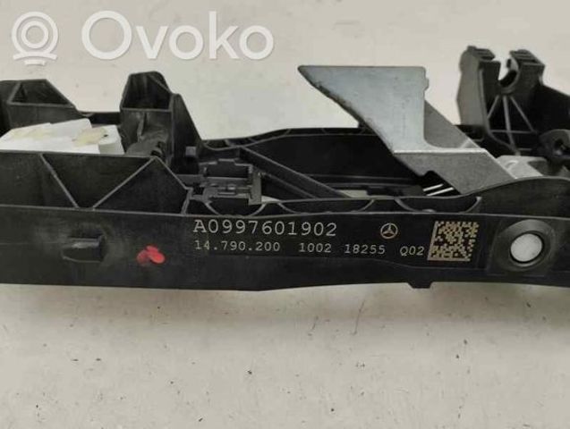 Тримач зовнішньої ручки дверей, передньої лівої A0997601902 MERCEDES
