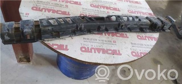 Кронштейн бампера заднього, центральний LR013862 LAND ROVER