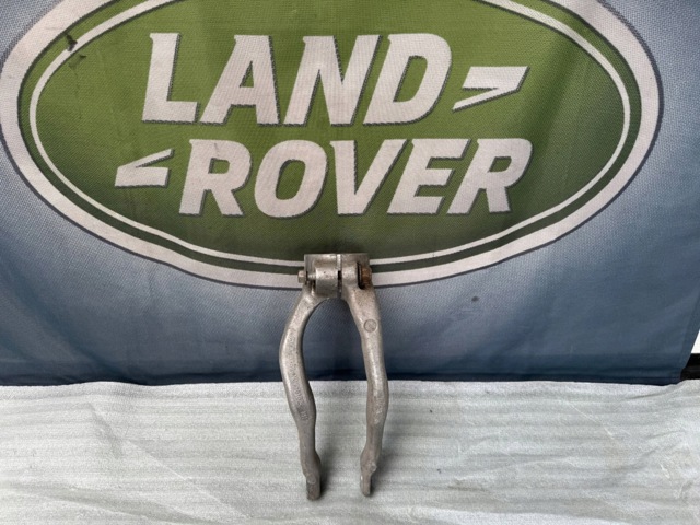 Вилка нижня амортизатора переднього, права LR090616 LAND ROVER