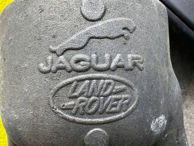 Вилка нижня амортизатора переднього, права T4N16079 JAGUAR