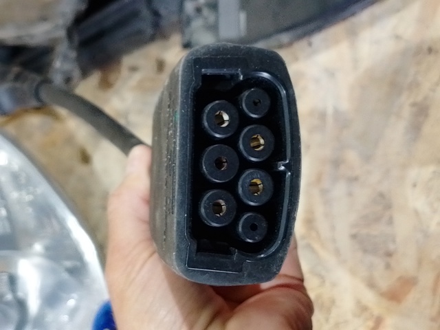 102400502B Tesla