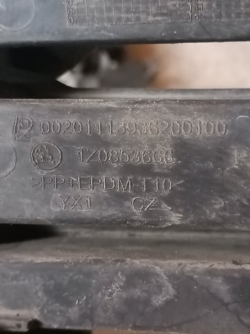 Решітка переднього бампера, права 1Z0853666 VAG