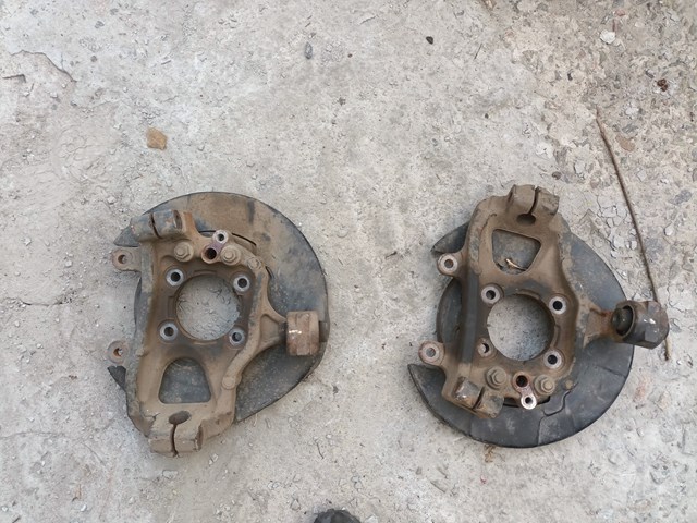 Кулак поворотний правий 43018EB300 NISSAN