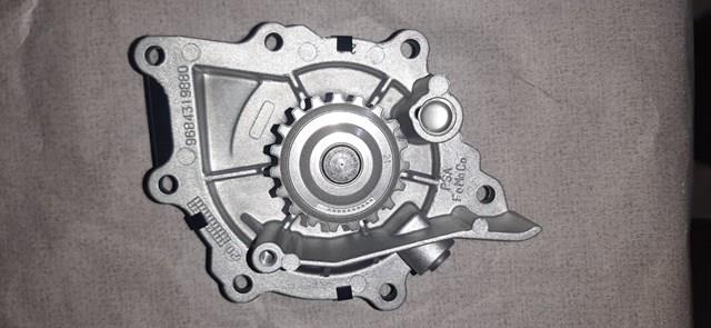 Помпа охолодження LR011694 LAND ROVER