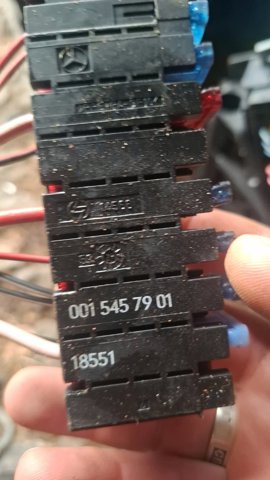 Коробка запобіжників 0015457901 MERCEDES