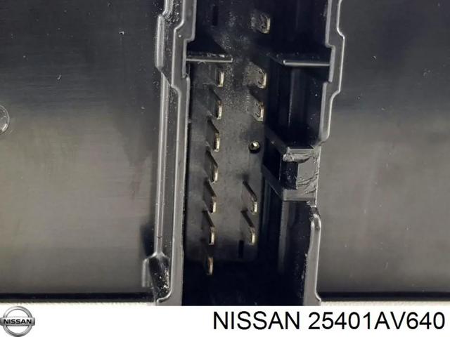 Кнопковий блок керування склопідіймачами передній лівий 25401AV640 NISSAN