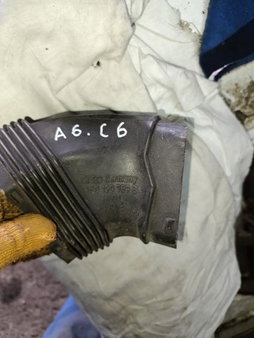 Патрубок повітряний, вхід повітряного фільтра 4F0129739B VAG