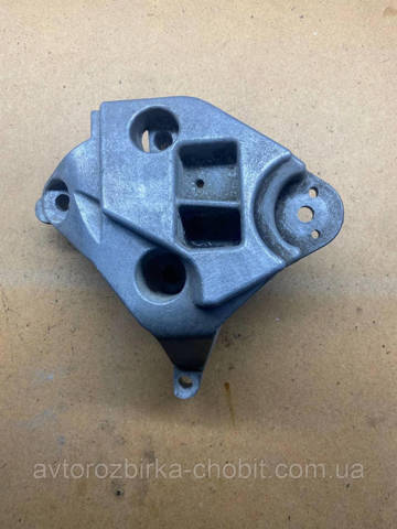 Кронштейн подушки (опори) двигуна, правої 8200101849 RENAULT