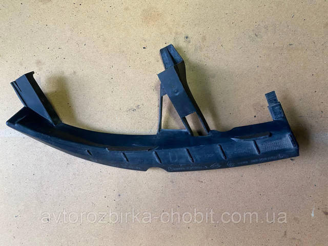 Кронштейн кріплення бампера переднього правий 8200183758 RENAULT
