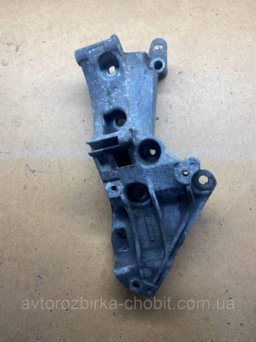 Кріплення генератора 8200327134 RENAULT