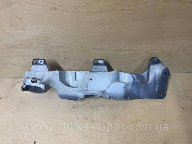 Кронштейн кріплення крила переднього правого верхній 8200381902 RENAULT