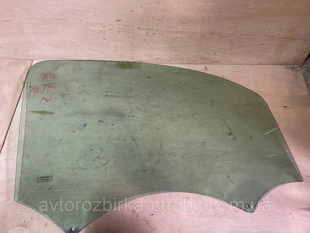 Скло передніх дверей, правих 8200439462 RENAULT
