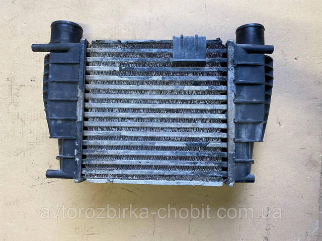Радіатор інтеркулера 8200471888 RENAULT