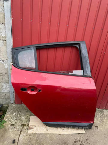Двері задні в зборі 821006024R RENAULT