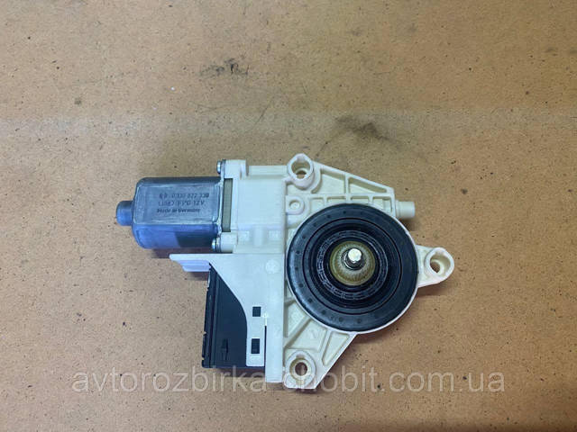 Моторчик склопідйомника двері задніх, лівих 827310001R RENAULT