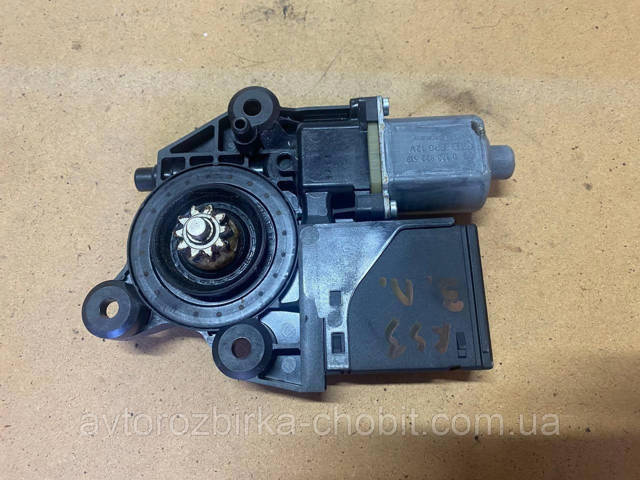 Моторчик склопідйомника двері задніх, лівих 827310004R RENAULT