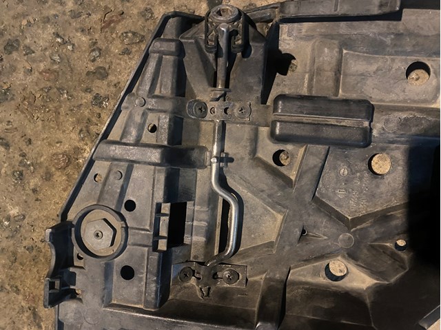 Кріплення фари передньої, правої 97063107402 PORSCHE