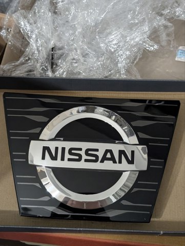 Емблема решітки радіатора 628906FL0A NISSAN