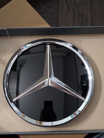 Кронштейн емблеми решітки радіатора A0008880011 MERCEDES