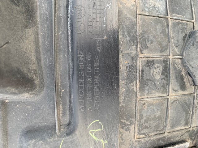 Підкрилок переднього крила, правий передній 1668800605 MERCEDES