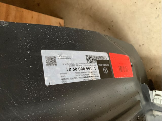 Підкрилок переднього крила, лівий передній 1668800901 MERCEDES
