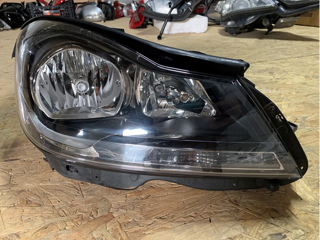 Фара передня права 2048209659 MERCEDES