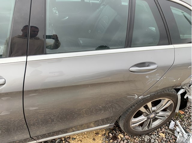 Двері задні 2057300305 MERCEDES