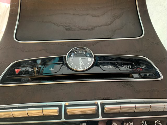 Годинники в салон, на панелі 2138270070 MERCEDES