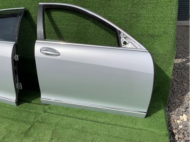 Дверка передня права 2217200205 MERCEDES