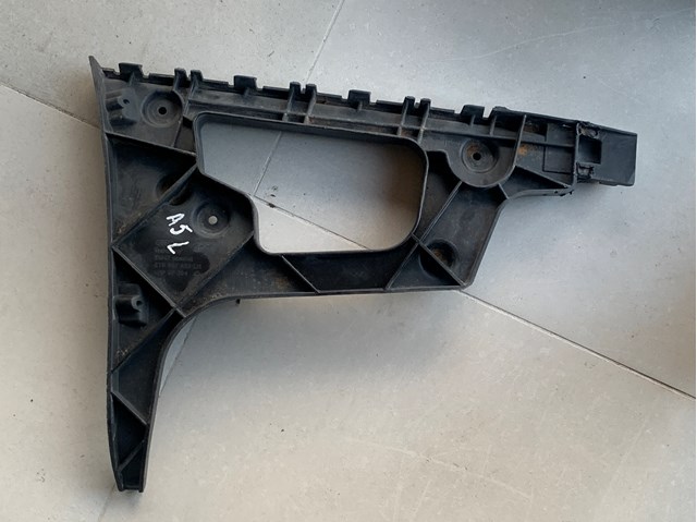 Ліве кріплення заднього бампера 8T0807453 VAG