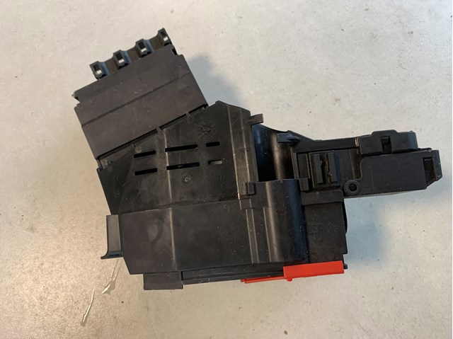 Коробка запобіжників A1665405202 MERCEDES
