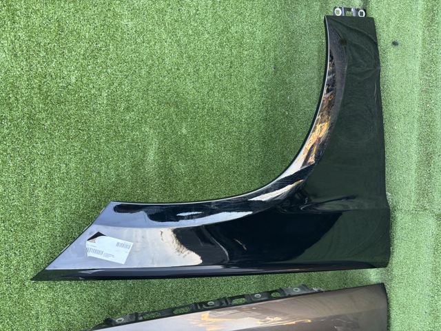 Переднє праве крило A1668800406 MERCEDES