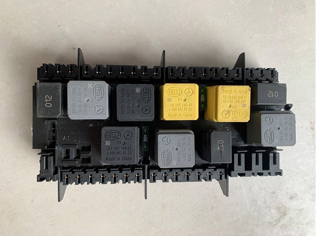 Коробка запобіжників A1669068201 MERCEDES