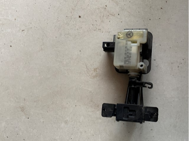 Мотор-привід відкриття лючка бака A2518200197 MERCEDES