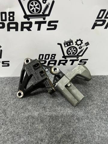 Кронштейн подушки (опори) двигуна, правої 1231525031 TOYOTA