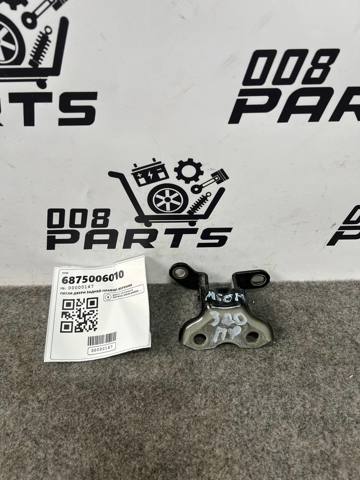 Петля задніх правих дверей 6875006010 TOYOTA