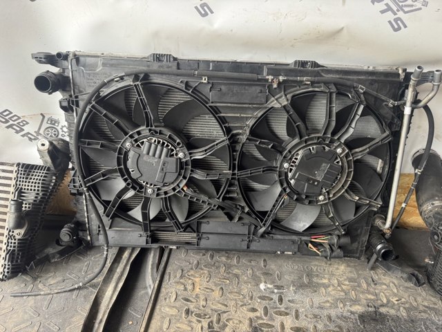 Кронштейн/подушка кріплення радіатора, нижній 8K0121276A PORSCHE