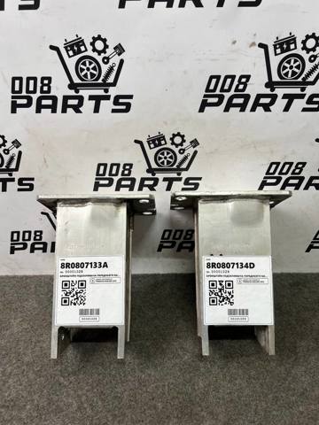 Кронштейн підсилювача переднього бампера 8R0807133A PORSCHE