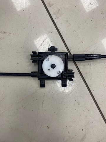 Трос відкриття капота, передній 6V0823531A VAG
