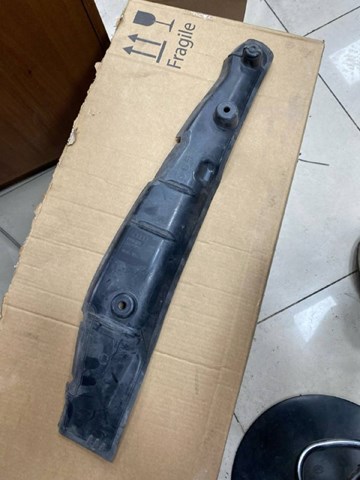 Ущільнювач крила 8W6821111 VAG