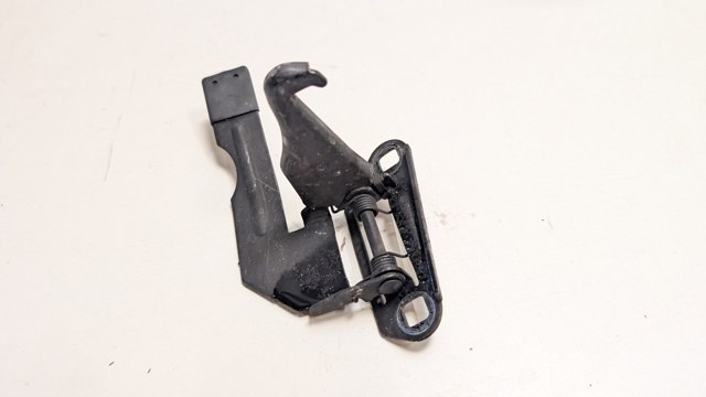 Стояк-гак замка капота LR035401 LAND ROVER
