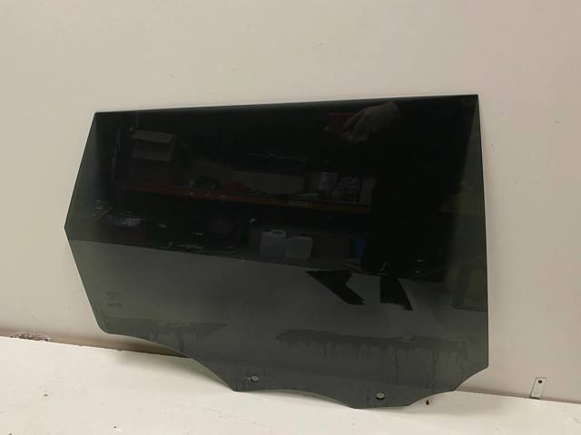 Скло заднє праве LR043951 LAND ROVER