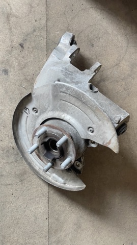 Цапфа поворотна права LR079583 LAND ROVER
